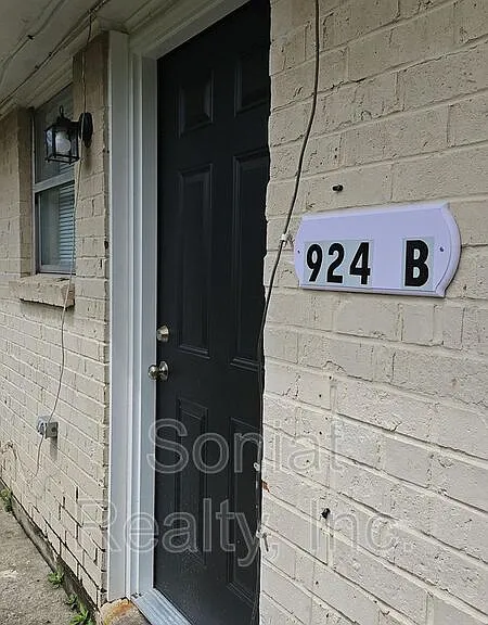 924 Deslonde St #B — Photo 1