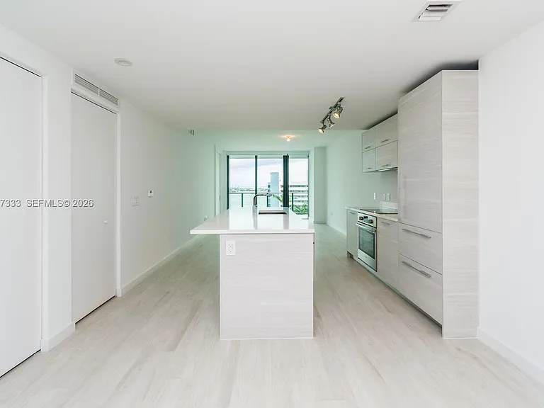 650 NE 32nd St #805 — Photo 15
