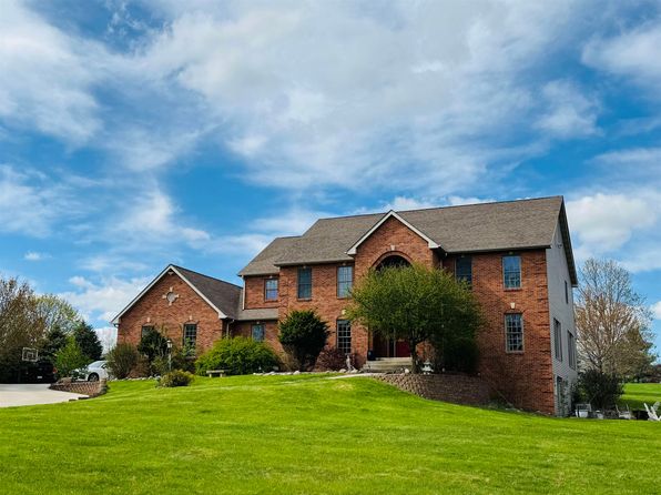 8306 E Crockett Rd, Roscoe, IL 61073