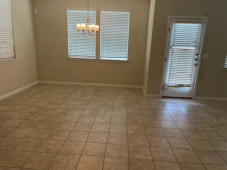 372 Eagle Brook Ln — Photo 13
