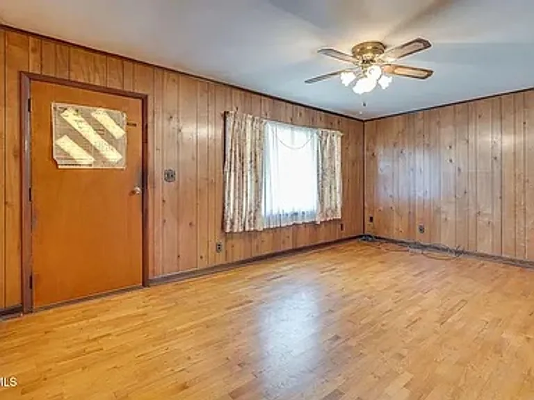 320 Independence Dr — Photo 5