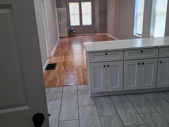 5th image of 839 W 54th St