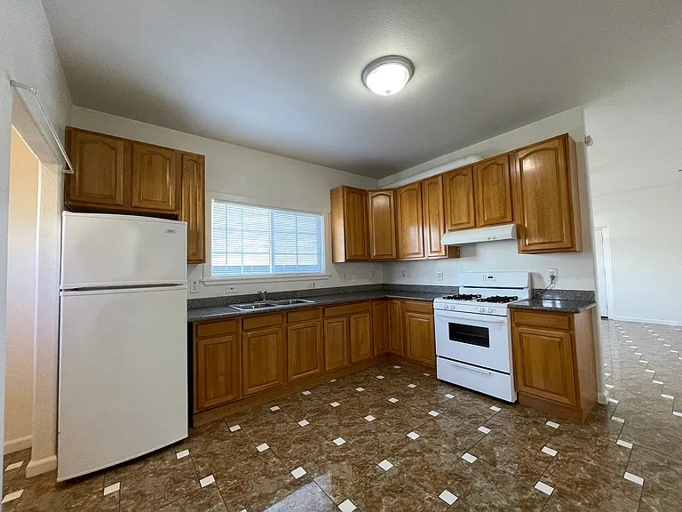 682 W Macarthur Blvd — Photo 6