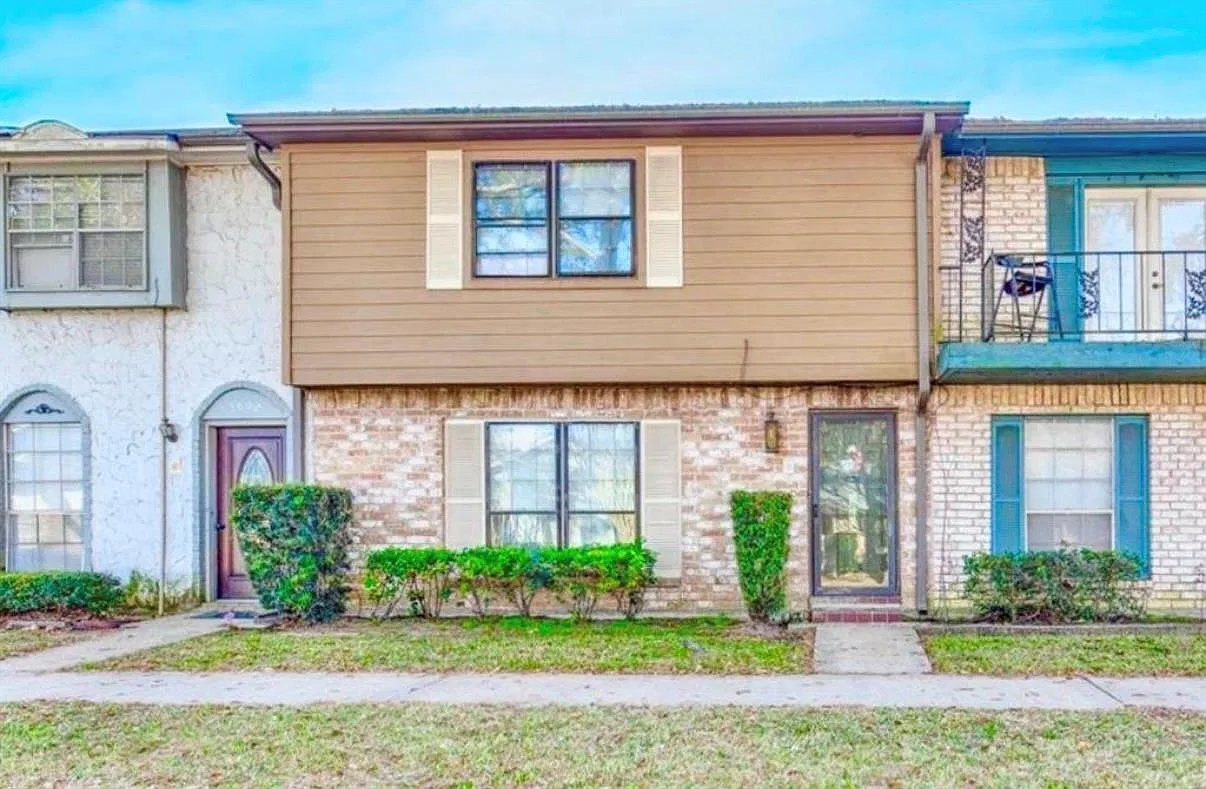 3 bed, 2.5 bath, 1518 sqft, $1,825 — Photo 1