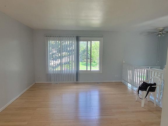 5th image of 312 Surrey Ln