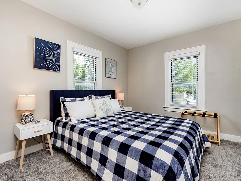 1509 W Clark St — Photo 32