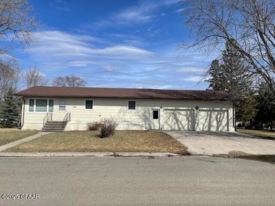 704 Harris Ave S, Park River, ND, 58270