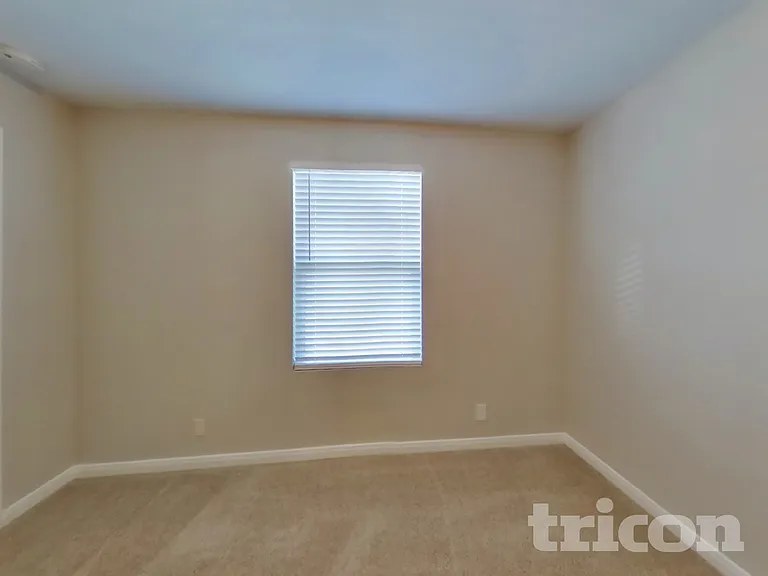 4827 Hallies Gdn — Photo 12