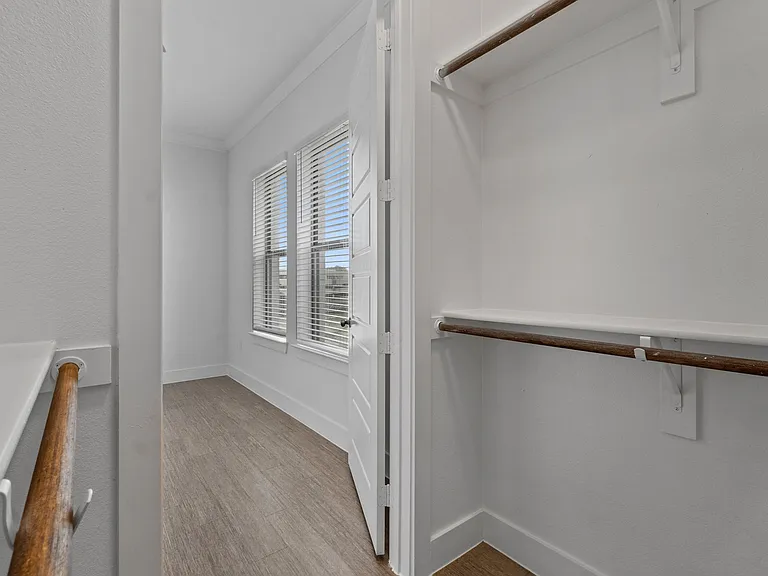 Walk-In Closet Walk-In Closet
