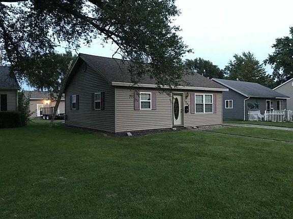 3rd image of 1304 S Lawn Dr