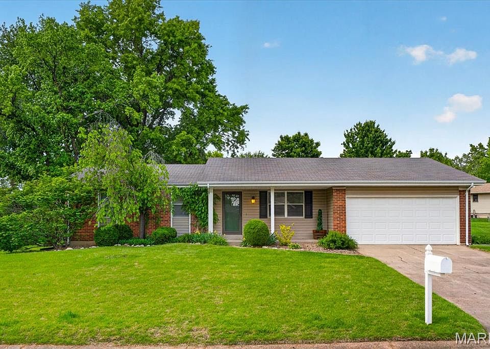 1st image of 4 Glenview Dr