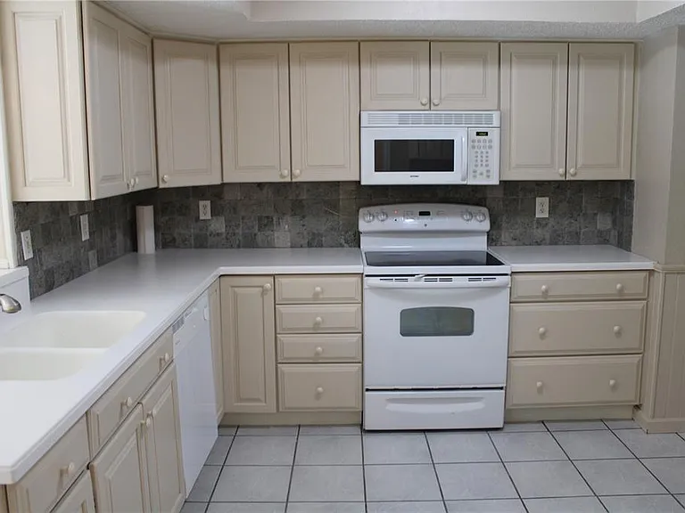 4215 18th Avenue Dr W — Photo 2