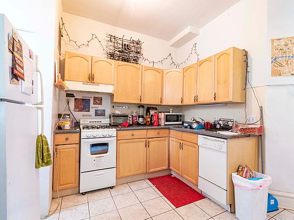 3rd image of 2566 N Lincoln Ave #203