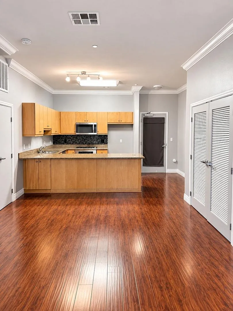 3 Bedroom Townhome in Downtown Anaheim - $150 Off 1st Month's Rent. — Photo 2
