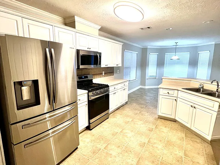 702 Wickham Dr — Photo 6