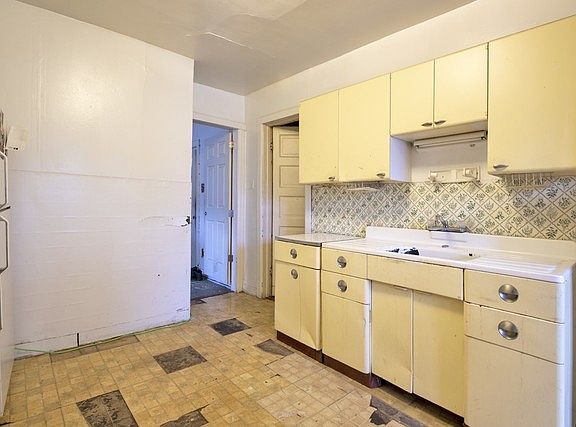 4th image of 2216 W Foster Ave