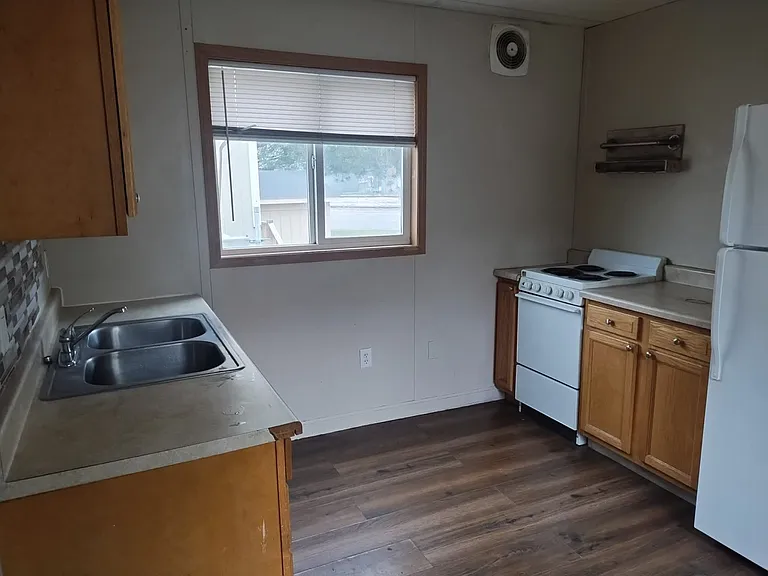 317 E Smith St — Photo 23
