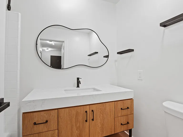 10310 Regent — Photo 8