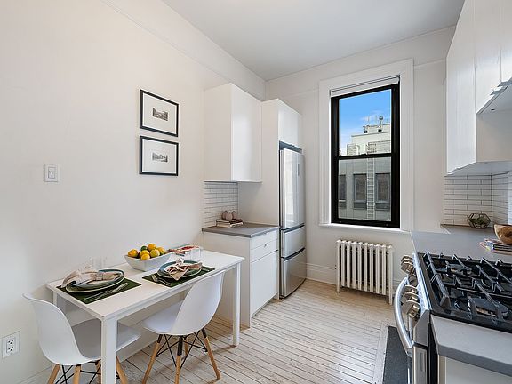 4th image of 231 W 21st St APT 5C