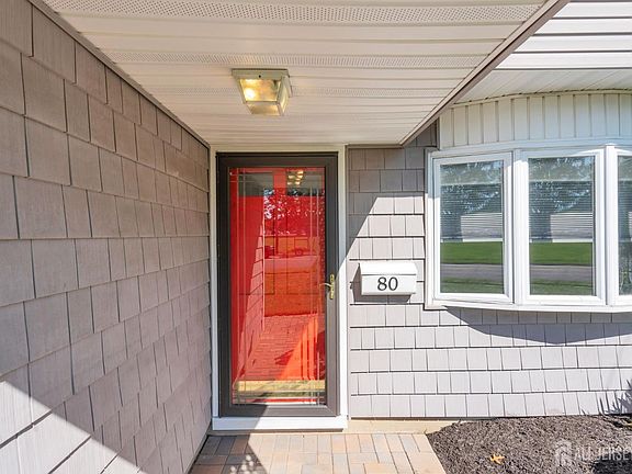 4th image of 80 Throckmorton Ln