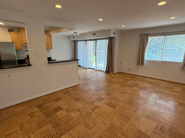 2911 Charing Cross Rd #6 — Photo 6