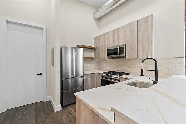 1 bed, 1.0 bath, 648 sqft, $2,200 — Photo 3