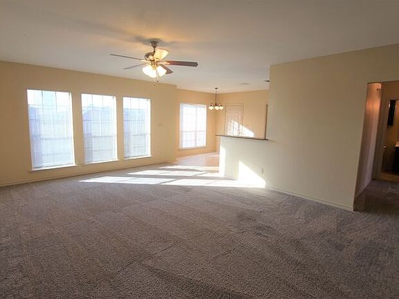 4th image of 326 Village Ct