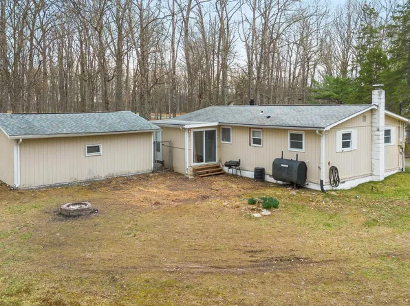 136 Buckhorn Dr, Hawley, PA 18428