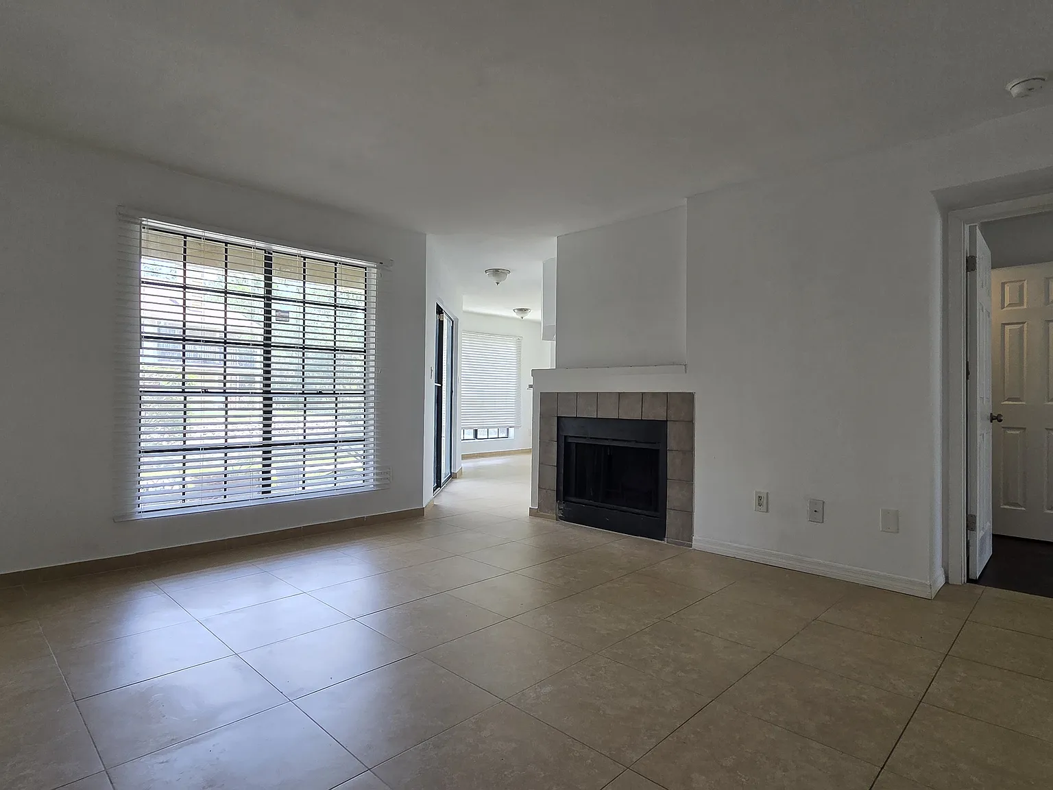2 bed, 1027 sqft, $1,800 — Photo 3
