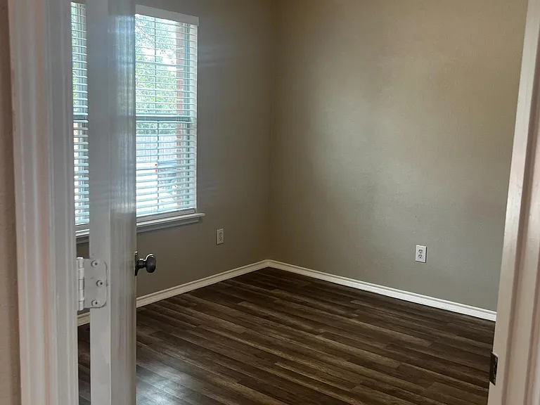 1601 Hedgewood Trl — Photo 8