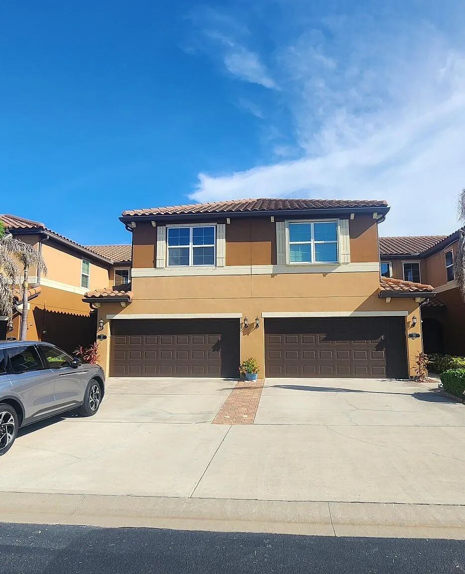 3 bed, 2.5 bath, 2118 sqft, $3,100 — Photo 1