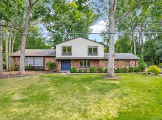 2049 Shore Hill Dr, West Bloomfield, MI