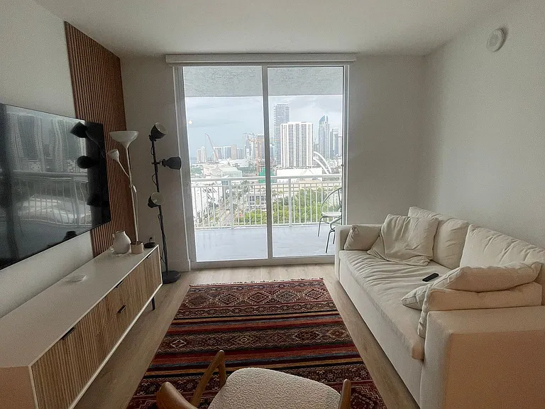 275 NE 18th St #Penthouse 05 — Photo 11