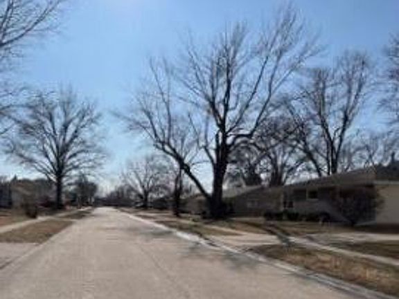 Exterior Neighborhood (street photo)