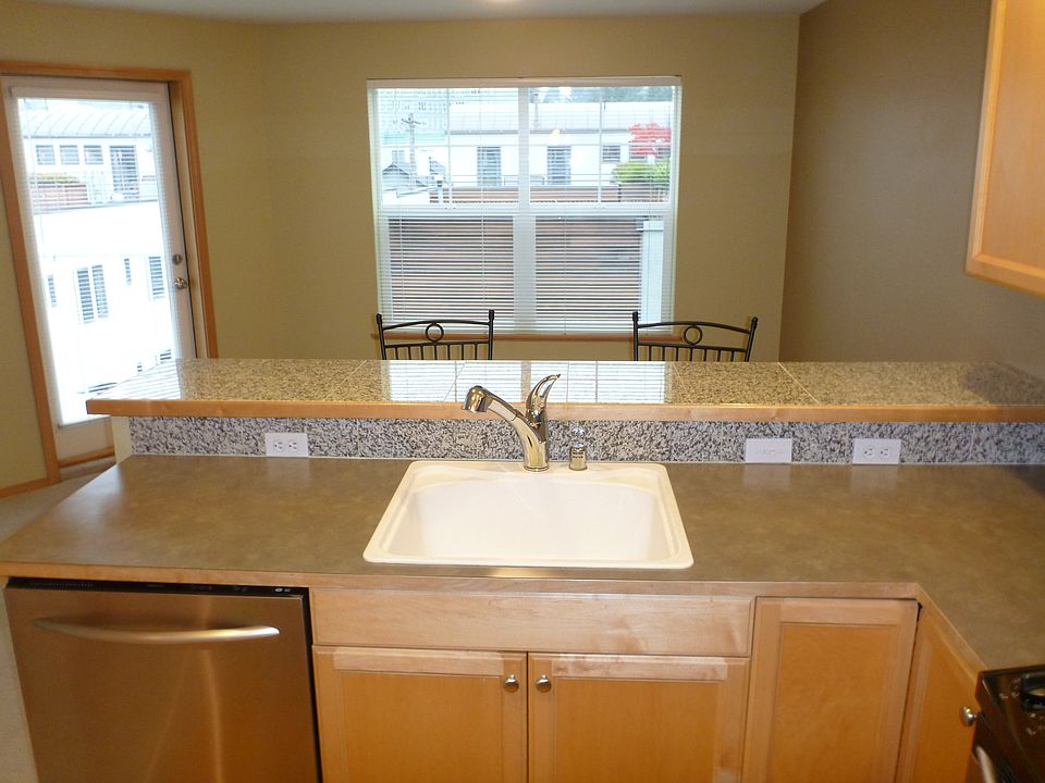 Kitchen with bar