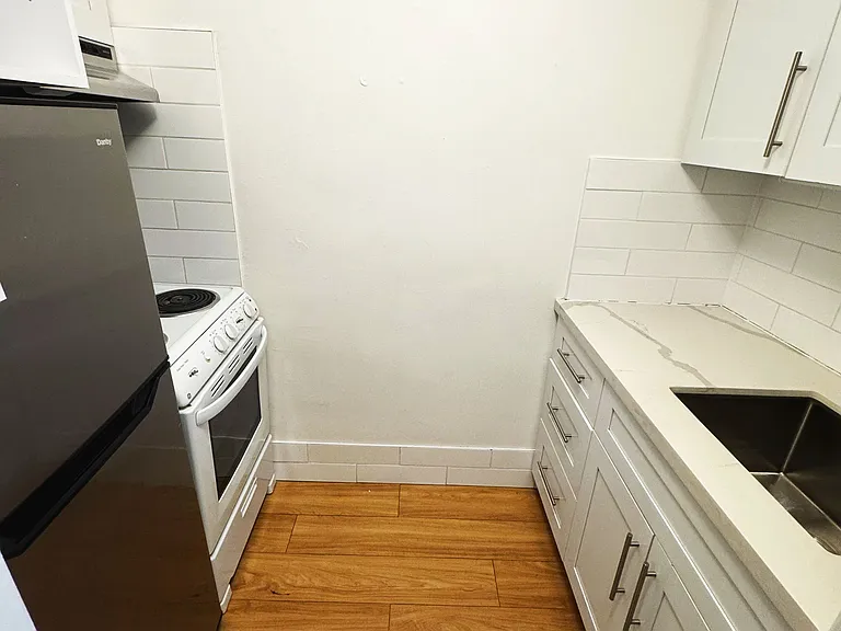383 Lansdowne Ave #MAIN FLOOR — Photo 9