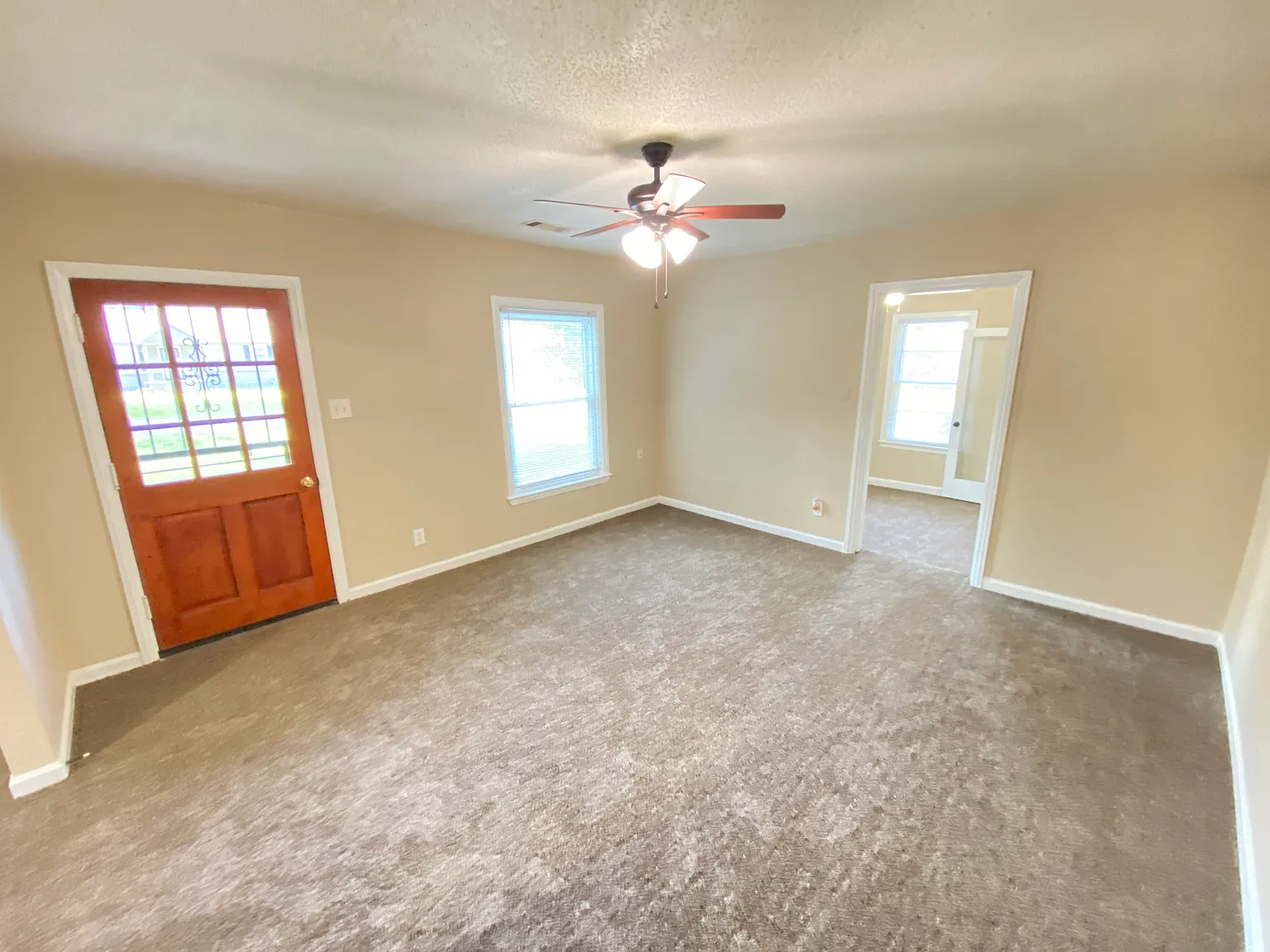 4 bed, 1299 sqft, $975 — Photo 2