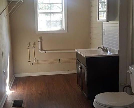 4th image of 2118 Winona Ave