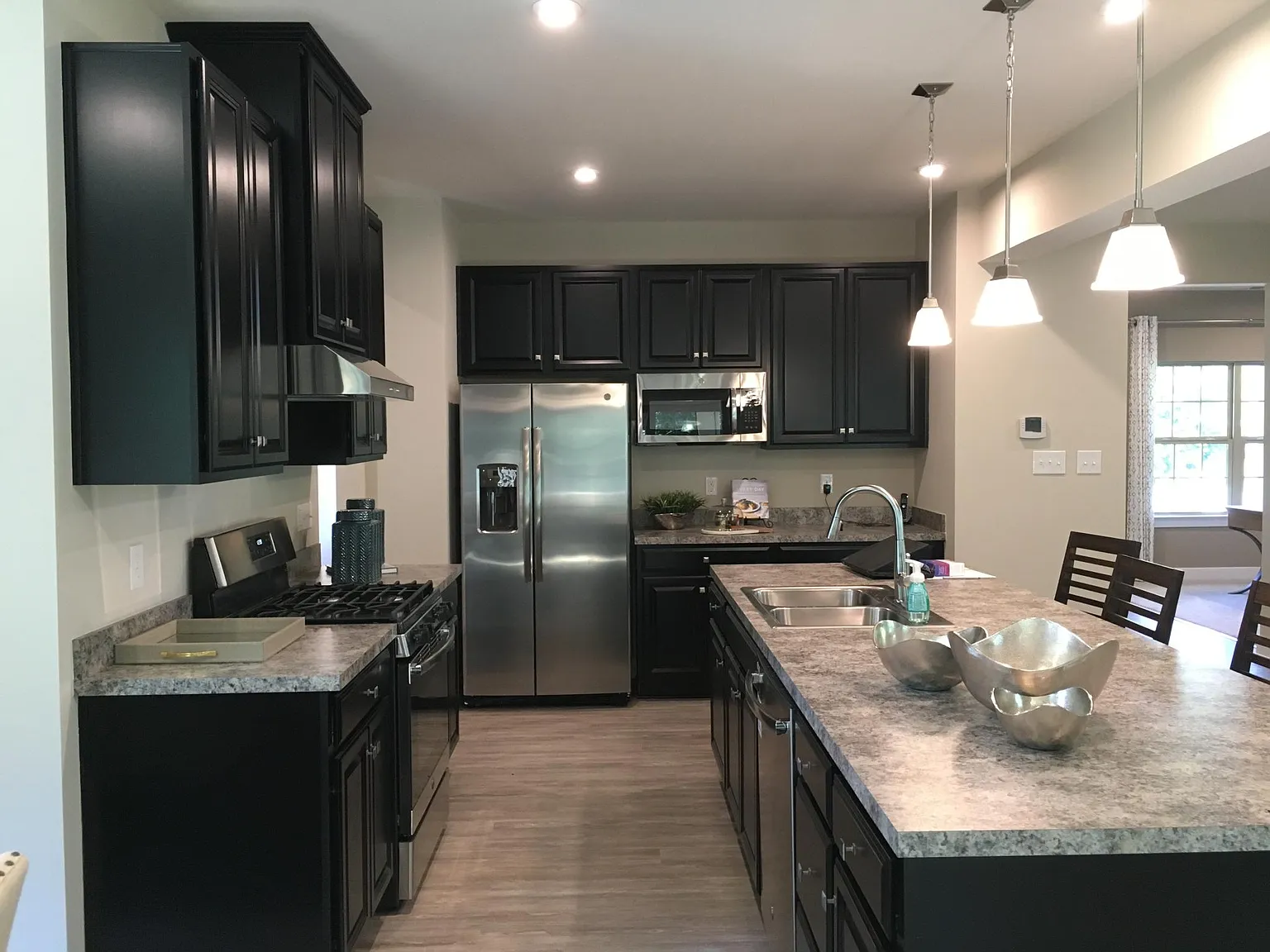 3 bed, 2.5 bath, 2500 sqft, $3,150 — Photo 4