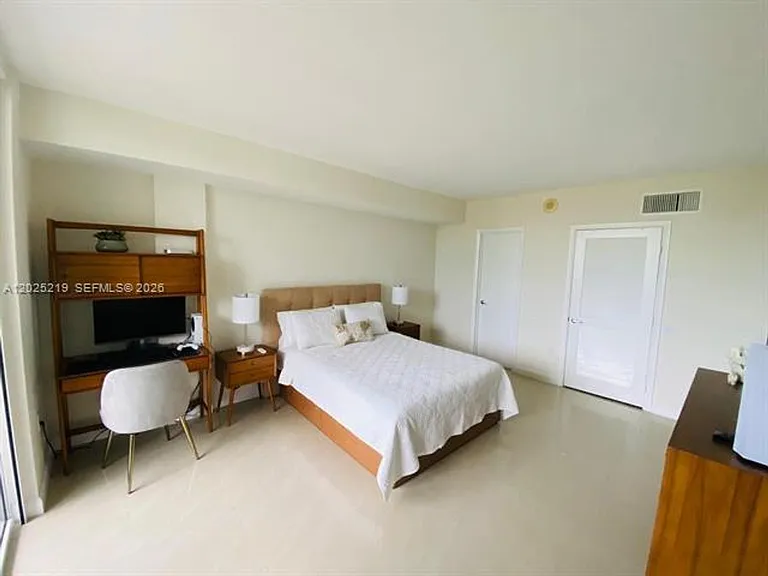 10275 Collins Ave #324 — Photo 7