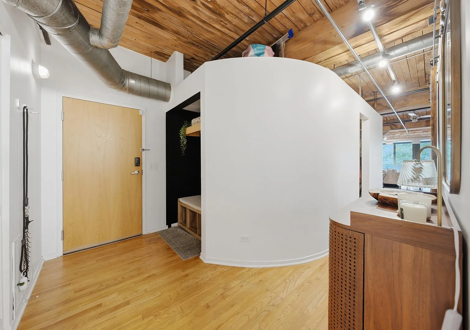2 bed, 1.0 bath, 1100 sqft, $2,600 — Photo 3