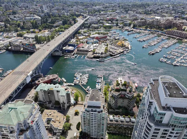 1501 Howe St #404, Vancouver, BC V6Z 2P8