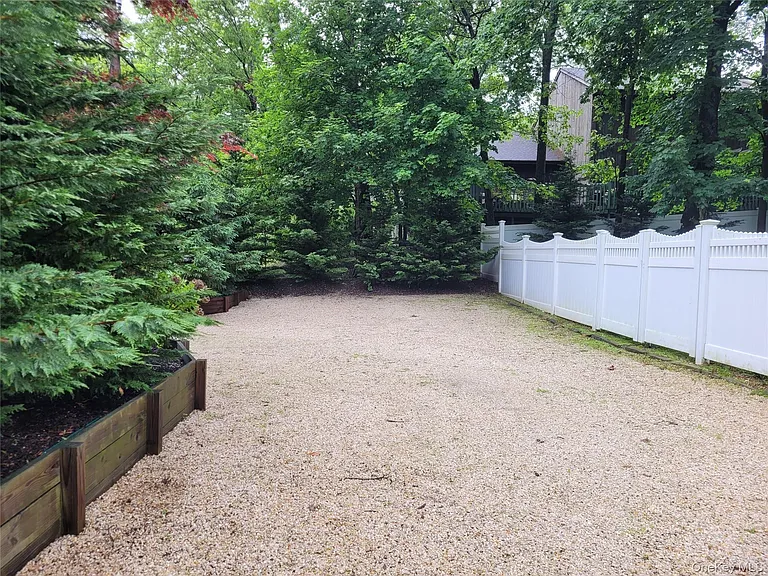 Apricot Rd — Photo 18