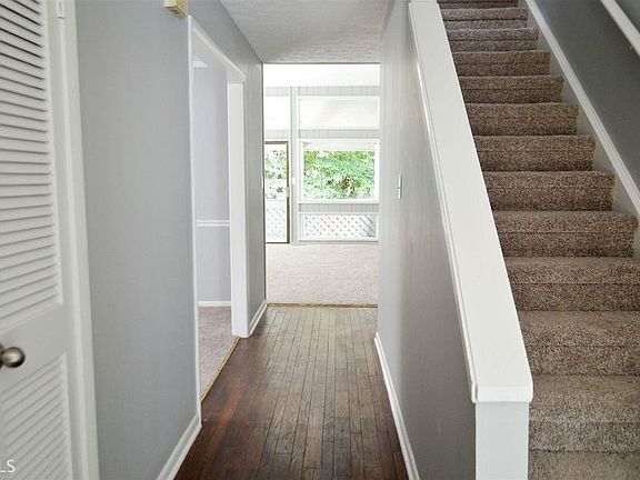 3rd image of 197 Woodstone Dr
