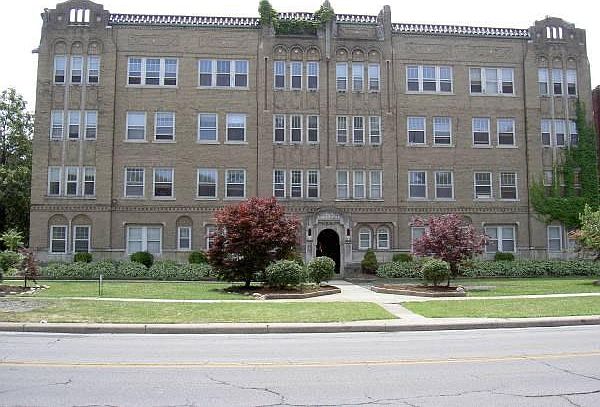 Front view/ Lake Avenue 