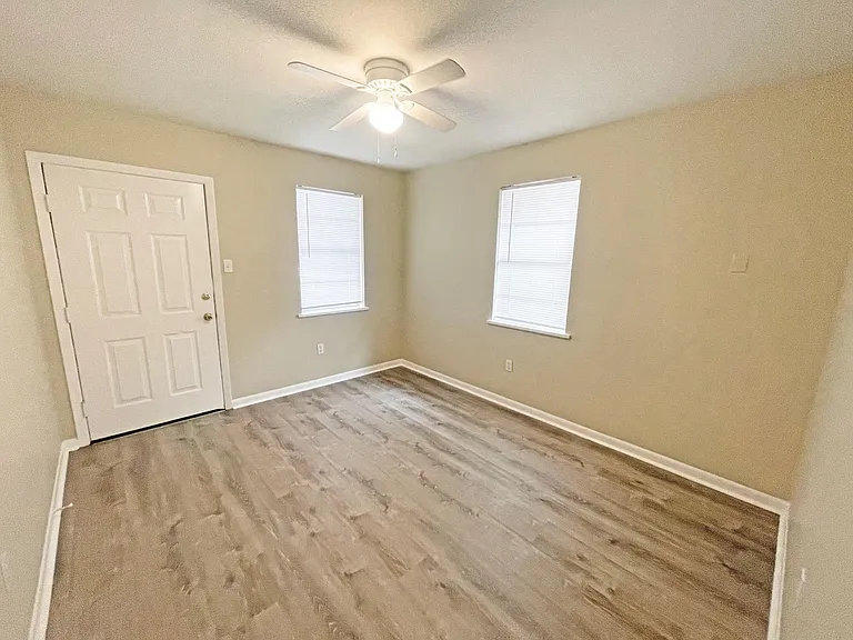 1121 Burdette St — Photo 6