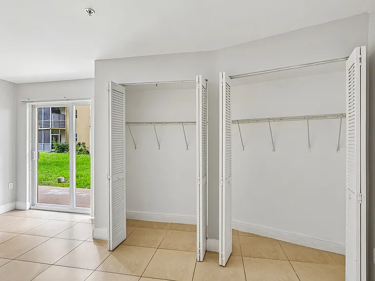 The Oaks Condominium — Photo 39