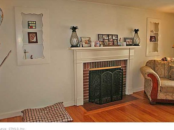 3rd image of 211 Hollister St
