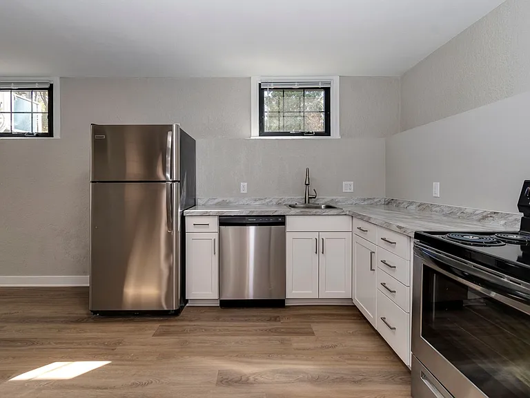822 W Lakeside St — Photo 29