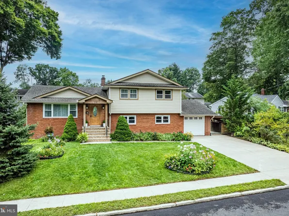 28 Merritt Dr, Lawrence Township, NJ 08648